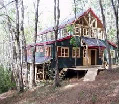 La cabaña de BIOTA MAULE, centro de educación comunitaria, investigación biológica y turismo ecológico, en VILCHES, Región del Maule, aproximadamente a 50 kms. al este de la ciudad de Talca, Chile.